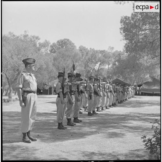 [Soldats de la 5e compagnie du 2e régiment de zouaves (RZ) présentant les armes au campement de la forêt Moulay Ismaïl.]