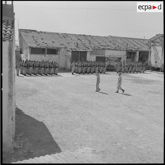 [Soldats du 2e régiment de zouaves présentant les armes à la ferme des Oliviers de Saint-Cloud.]