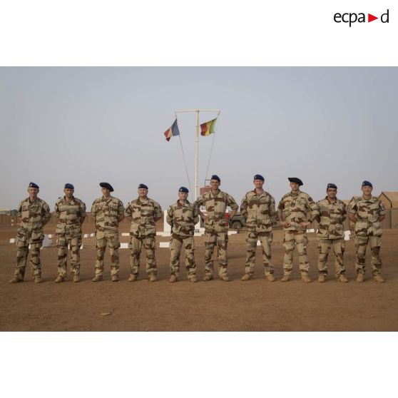 Portrait de groupe d'éléments du SGAM Hombori et du GCM (groupement commando montagne) aux côtés des colonels Eric Meunier et Bertrand Gutter, au terme d'une cérémonie de transfert d'autorité sur la place d'armes de Gao.