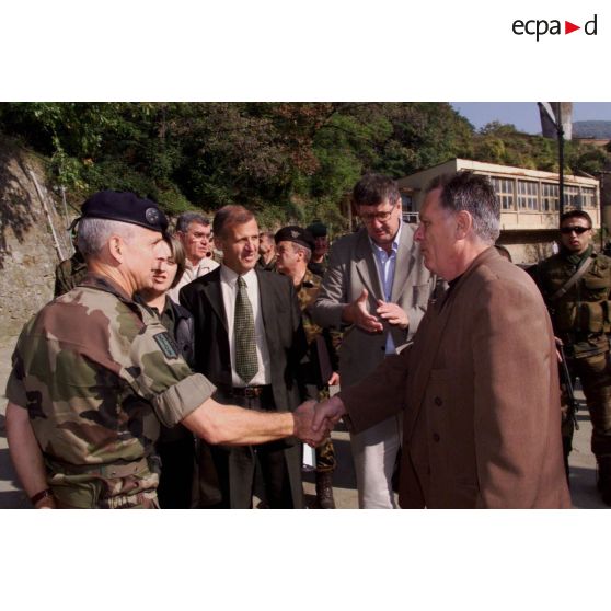 Le général Valentin, COM-KFOR, salue le responsable de la mine de Stari Treg.