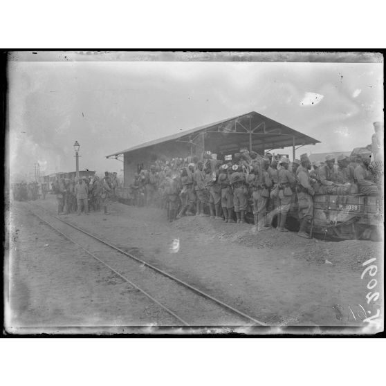 Rabat. Embarquement à la gare de Rabat-Salé des troupes marocaines destinées au front français. [légende d'origine]