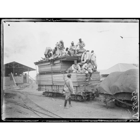 Rabat. Embarquement à la gare de Rabat-Salé des troupes marocaines destinées au front français. [légende d'origine]