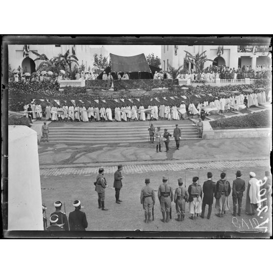 Rabat. 14 juillet. Revue passée par le général Lyautey. La foule. [légende d'origine]