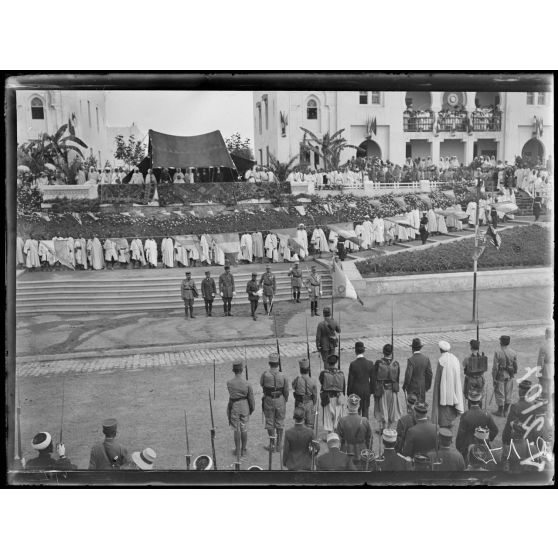 Rabat. 14 juillet. Revue passée par le général Lyautey. La foule. [légende d'origine]