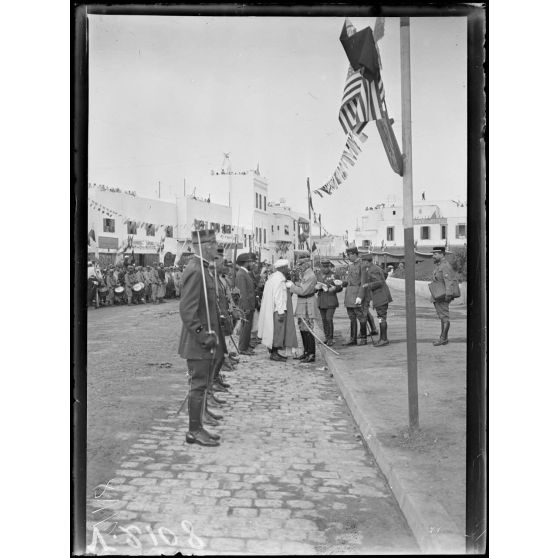 Rabat. 14 juillet. Revue passée par le général Lyautey. Remise de décorations. [légende d'origine]