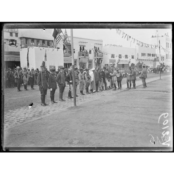 Rabat. 14 juillet. Revue passée par le général Lyautey. Remise de décorations. [légende d'origine]