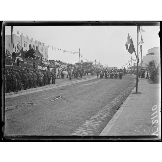 Rabat. Le défilé. [légende d'origine]