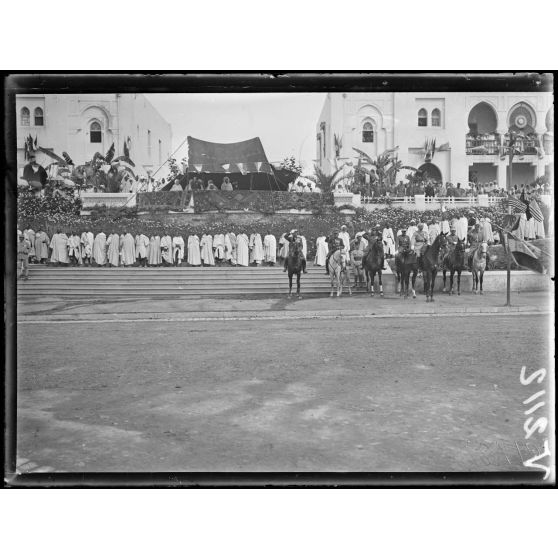 Rabat. Revue passée par le général Lyautey. le salut au drapeau. [légende d'origine]