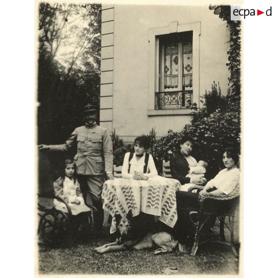 1916. Villemomble avec ses soeurs Jeannine et Yvette, sa belle-soeur Lucile Dumas, Brigitte et Linette. [légende d'origine]