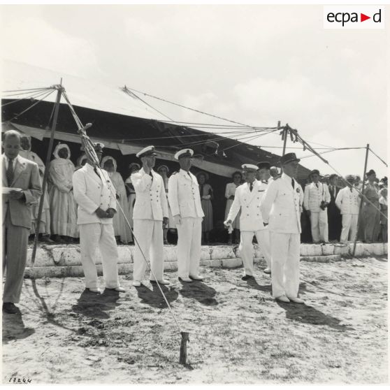 13244. Inauguration de la plage de Mazagan par le général Juin, résident général. [légende d'origine]