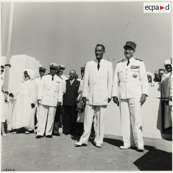 13224. Inauguration de la plage de Mazagan par le général Juin, résident général. [légende d'origine]