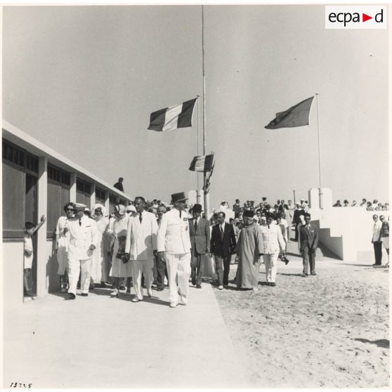 13225. Inauguration de la plage de Mazagan par le général Juin, résident général. [légende d'origine]