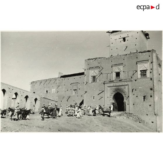 6 juin 1936. Tinmel-Kasbah Tagoundaf. Voyage de fin de stage du cours des affaires indigènes (5-13 juin 1936). [...] [légende d'origine]