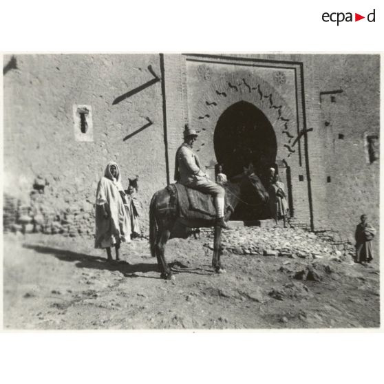 6 juin 1936. Tinmel-Kasbah Tagoundaf. Voyage de fin de stage du cours des affaires indigènes (5-13 juin 1936). [...] [légende d'origine]