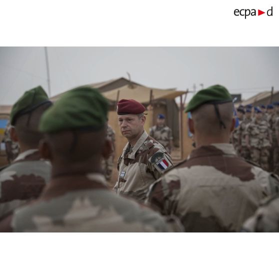 Revue des troupes par le colonel Arnaud Cervera, représentant du commandement de la force Barkhane, lors d'une cérémonie militaire sur la base de Gao.