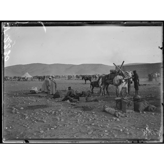 Opérations militaires sur la Haute Moulouya (Maroc). Départ de la colonne du camp de Tafagourt. [légende d'origine]