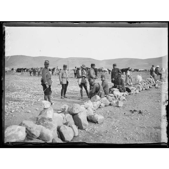 Opérations militaires sur la Haute Moulouya (Maroc). Le général Poeymirau avant le départ de Tafagourt. [légende d'origine]