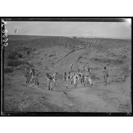 Plaine de la Moulouya. Aménagement d'une route. [légende d'origine]