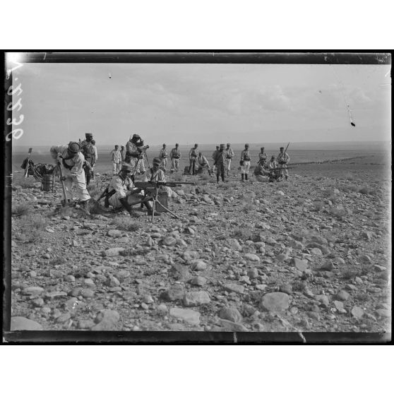 Plaine de la Moulouya. Section de mitrailleuses gardant la nouvelle route. [légende d'origine]