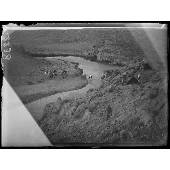 Près du lieu-dit Assaka N'Tebairt. Jonction des groupes mobiles de Meknès et de Bou Denib sur la Haute Moulouya. [légende d'origine]