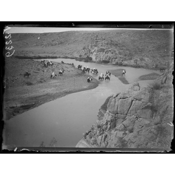 Près du lieu-dit Assaka N'Tebairt. Jonction des groupes mobiles de Meknès et de Bou Denib sur la Haute Moulouya. Mokrasins en avant-garde. [légende d'origine]