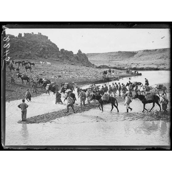 Près d'Assaka. Passage de la Moulouya, par les troupes. [légende d'origine]