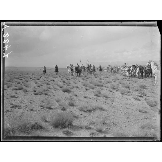 Haute-Moulouya, près d'Assaka. Le général Lyautey passe en revue les groupes mobiles de Meknès et de Bou Denib. [légende d'origine]