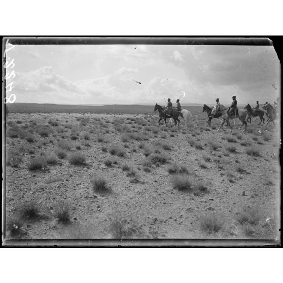 Haute-Moulouya, près d'Assaka. Le général Lyautey passe en revue les groupes mobiles de Meknès et de Bou Denib. [légende d'origine]