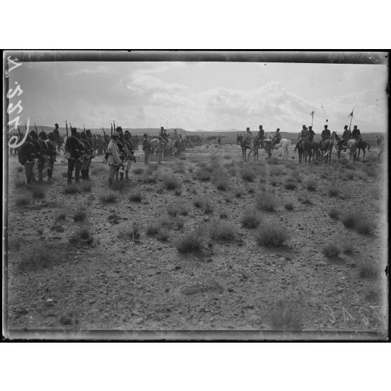 Haute-Moulouya, près d'Assaka. Le général Lyautey passe en revue les groupes mobiles de Meknès et de Bou Denib. [légende d'origine]