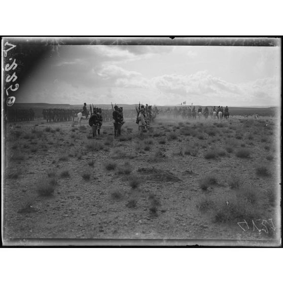 Haute-Moulouya, près d'Assaka. Le général Lyautey passe en revue les groupes mobiles de Meknès et de Bou Denib. [légende d'origine]