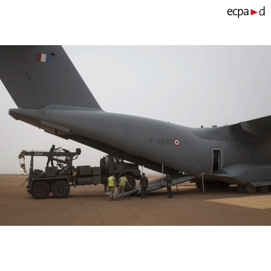 Déchargement d'une dépanneuse Manumat de l'armée de Belgique depuis la soute d'un avion cargo A400M lors d'un transit aérien sur la piste de l'aéroport de Gao.