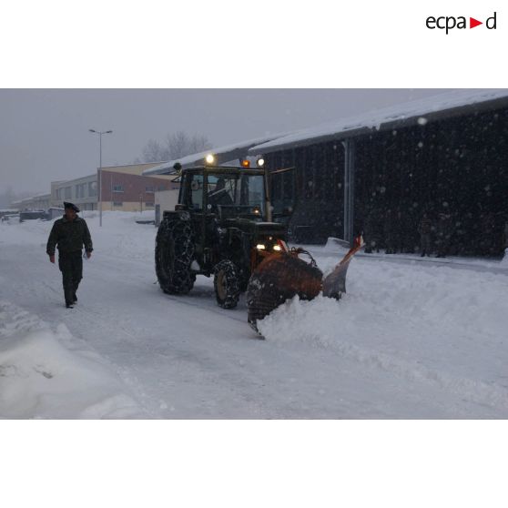 Départ du 7e BCA (bataillon de chasseurs alpins) pour la relève de l'opération Licorne (8e mandat) : un chasse-neige déneige le quartier Bulle avant le départ des véhicules pour l'embarquement à la gare ferroviaire.