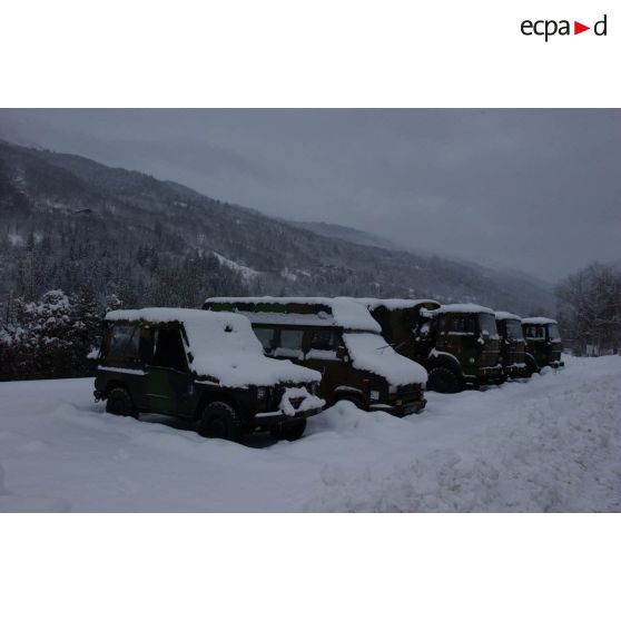 Départ du 7e BCA (bataillon de chasseurs alpins) pour la relève de l'opération Licorne (8e mandat) : véhicules alignés dans le quartier Bulle, garnison du bataillon.