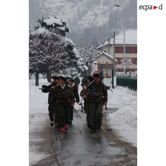 Un groupe du 7e BCA (bataillon de chasseurs alpins) sort du quartier Bulle pour une activité en montagne.