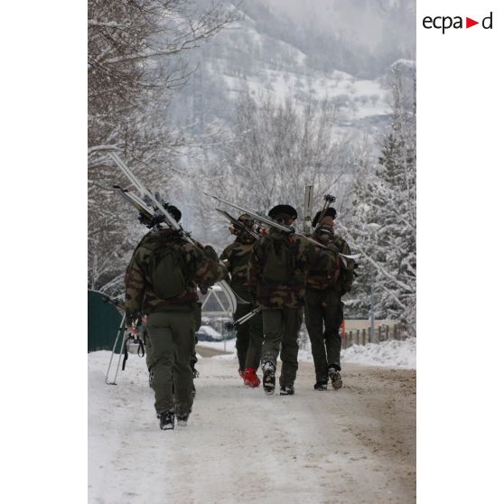 Un groupe du 7e BCA (bataillon de chasseurs alpins) sort du quartier Bulle pour une activité en montagne.