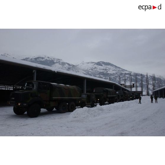 Départ du 7e BCA (bataillon de chasseurs alpins) pour la relève de l'opération Licorne (8e mandat) : colonne de véhicules en partance pour l'embarquement à la gare ferroviaire de Bourg-Saint-Maurice.