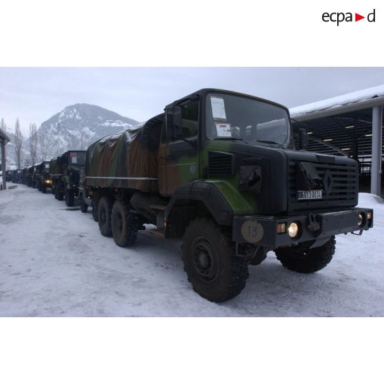 Départ du 7e BCA (bataillon de chasseurs alpins) pour la relève de l'opération Licorne (8e mandat) : colonne de véhicules en partance pour l'embarquement à la gare ferroviaire de Bourg-Saint-Maurice.