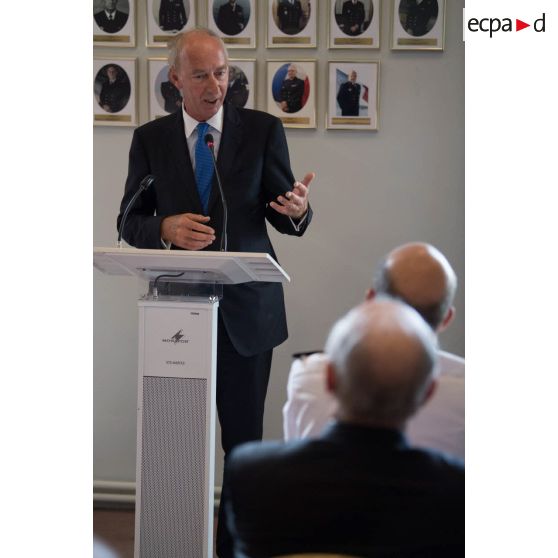 Intervention d'un membre du personnel civil lors de la remise des travaux des groupes Alidade.