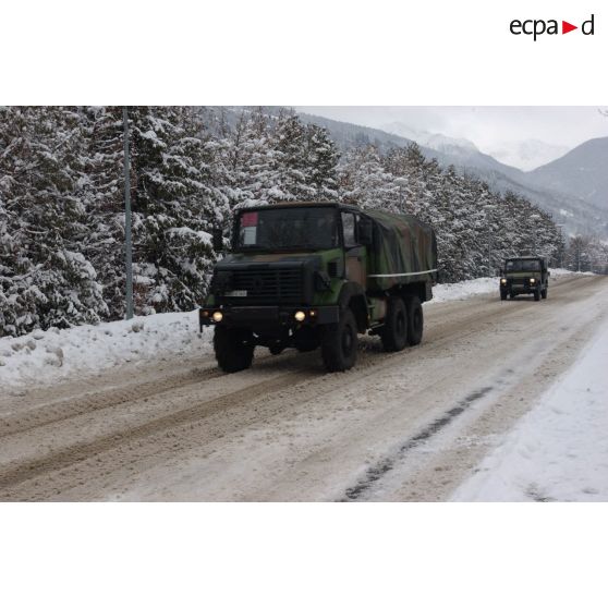 Départ du 7e BCA (bataillon de chasseurs alpins) pour la relève de l'opération Licorne (8e mandat) : colonne de véhicules en partance pour l'embarquement à la gare ferroviaire de Bourg-Saint-Maurice.