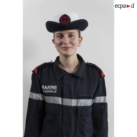 Portrait de l'enseigne de vaisseau Hélène, rédacteur infographiste du Sirpa Marine (service de relations publiques de la Marine), réalisé dans le cadre de la plaquette Mercator.