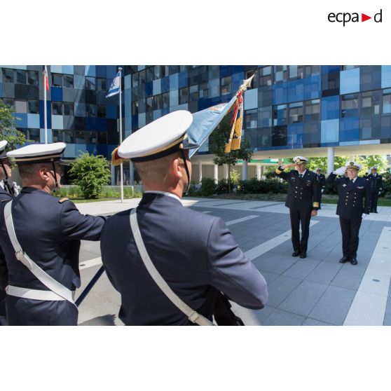 L'amiral Christophe Prazuck, CEMM (chef d'état-major de la Marine), reçoit les honneurs en présence du major général Aluf Eli Sharvit, commandant de la Marine israëlienne, lors de sa visite à Balard.