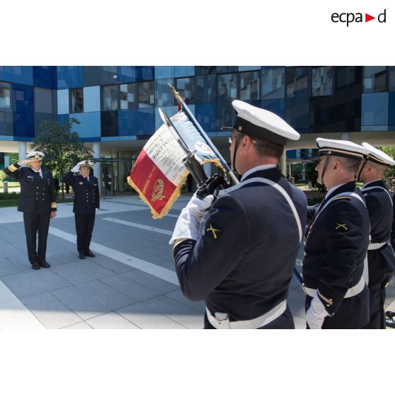 L'amiral Christophe Prazuck, CEMM (chef d'état-major de la Marine), reçoit les honneurs en présence du major général Aluf Eli Sharvit, commandant de la Marine israëlienne, lors de sa visite à Balard.