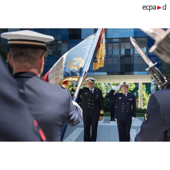 L'amiral Christophe Prazuck, CEMM (chef d'état-major de la Marine), reçoit les honneurs en présence du major général Aluf Eli Sharvit, commandant de la Marine israëlienne, lors de sa visite à Balard.