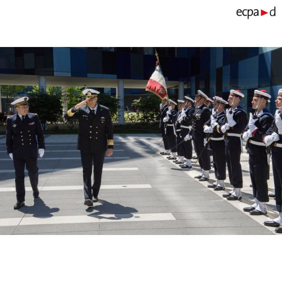 L'amiral Christophe Prazuck, CEMM (chef d'état-major de la Marine), rpasse les troupe en revue en présence du major général Aluf Eli Sharvit, commandant de la Marine israëlienne, lors de sa visite à Balard.