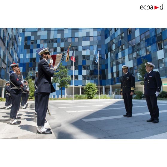 L'amiral Christophe Prazuck, CEMM (chef d'état-major de la Marine), reçoit les honneurs en présence du major général Aluf Eli Sharvit, commandant de la Marine israëlienne, lors de sa visite à Balard.