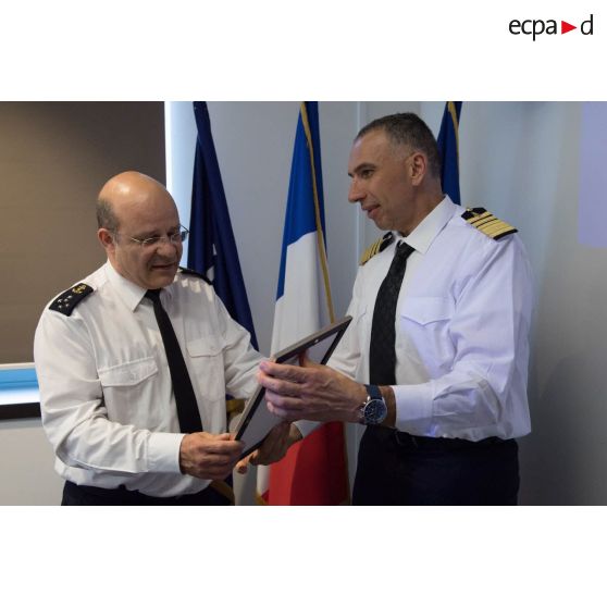 Echange de cadeaux entre l'amiral Christophe Prazuck, CEMM (chef d'état-major de la Marine), et le major-général Aluf Eli Sharvit, commandant de la Marine israëlienne, lors de sa visite à Balard.