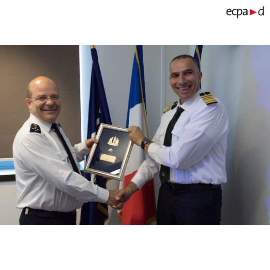 Echange de cadeaux entre l'amiral Christophe Prazuck, CEMM (chef d'état-major de la Marine), et le major-général Aluf Eli Sharvit, commandant de la Marine israëlienne, lors de sa visite à Balard.