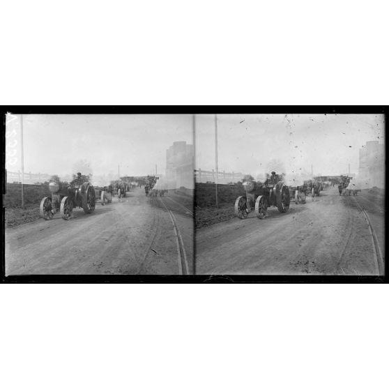 Près de Méru, Oise, évacuation de tracteurs agricoles de la région de Noyon. [légende d'origine]