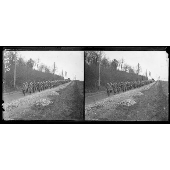 Près de Méru, Oise, division américaine venant de Lorraine et montant vers la zone des combats. [légende d'origine]