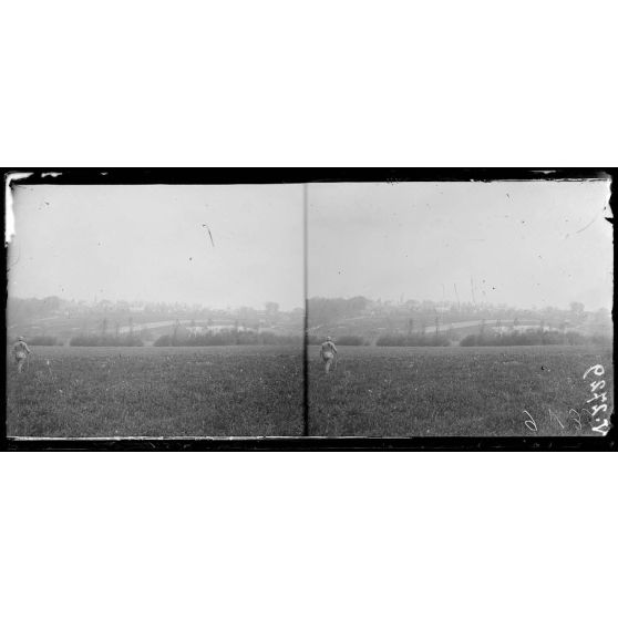 Grivesnes, Somme, les tombes devant le château. [légende d'origine]